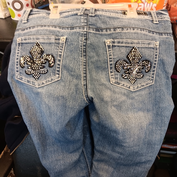 Red Rivet Capri Jeans - Picture 2 of 3